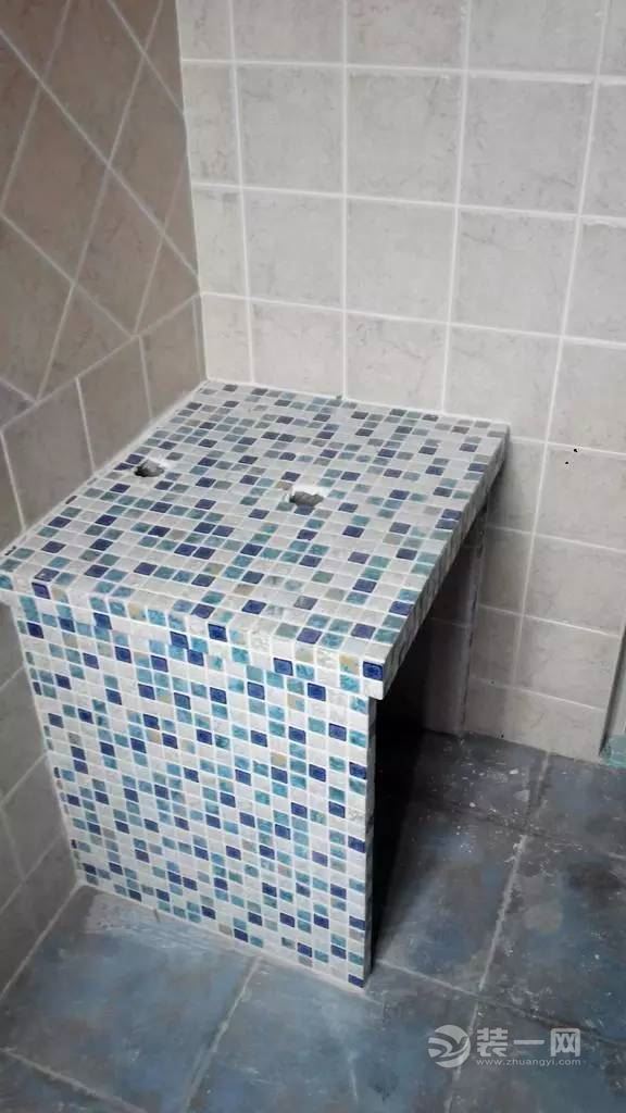 老公为省钱在卫生间砖砌了一个洗手台